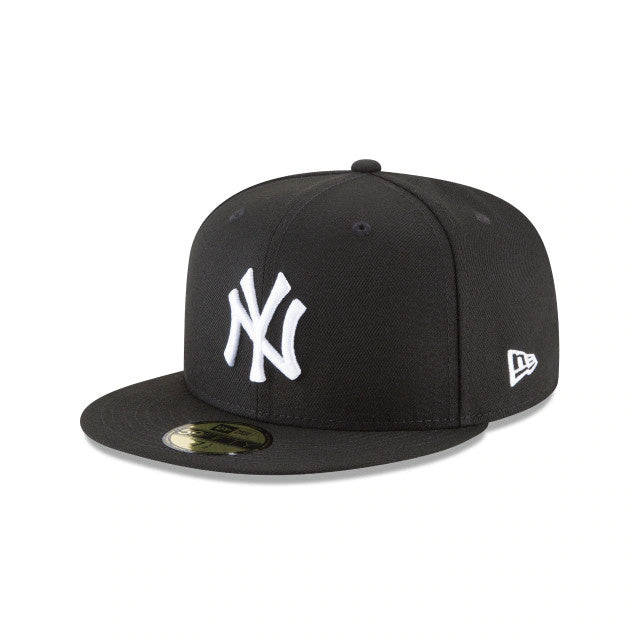 New York Yankees Black and White 59Fifty Cap product image 1, provided for visual reference and product detail review